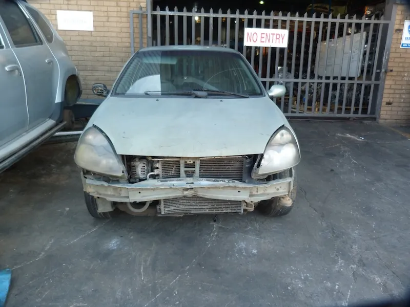 2005 Renault Clio  view 3