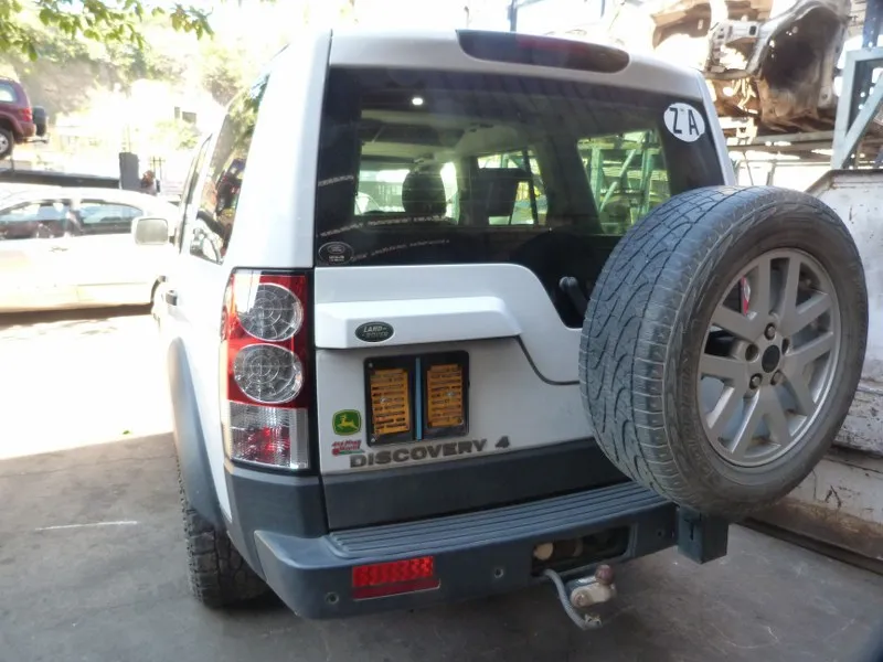 2013 Land Rover Discovery 4  view 3
