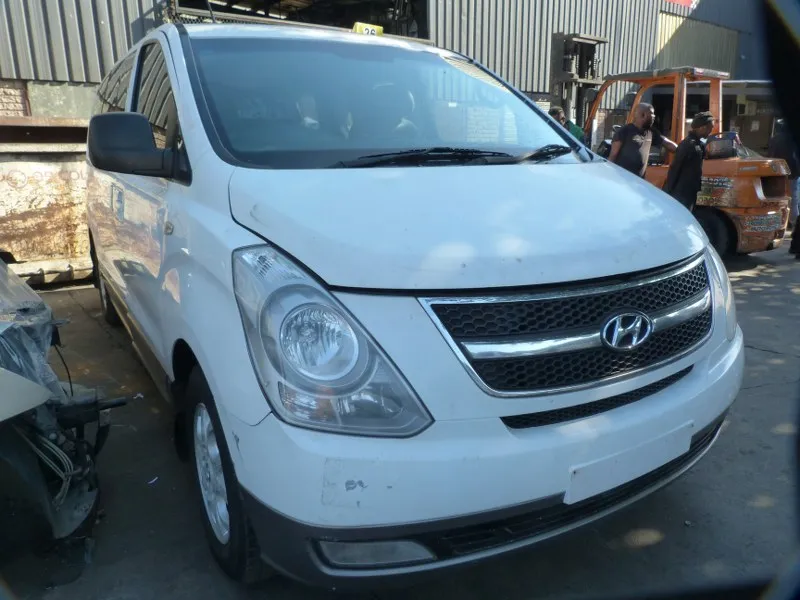 2013 Hyundai H-1 D4CB view 3