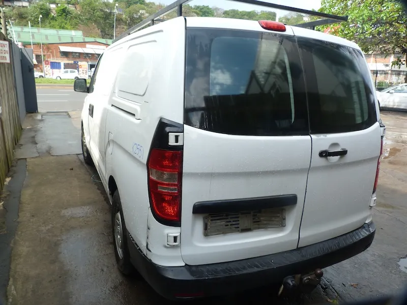 2015 Hyundai H-1 D4CB view 4