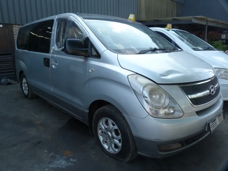 2010 Hyundai H-1 view 2