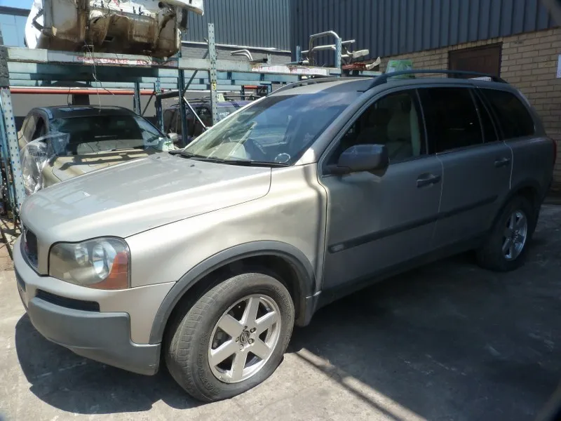 2005 Volvo XC90 B5254T view 4