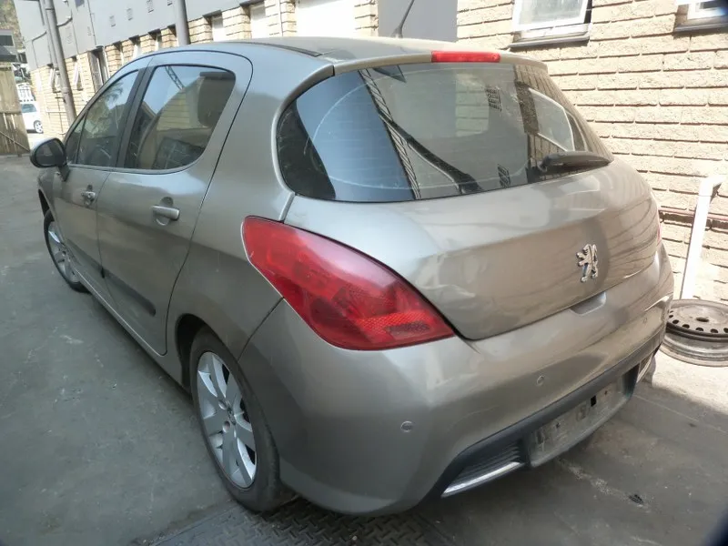 2013 Peugeot 308 view 2