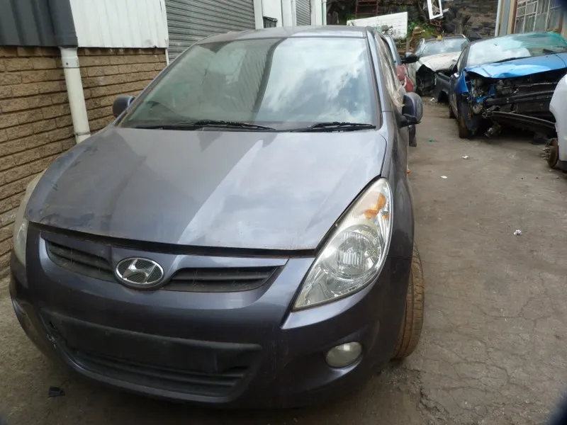 2012 Hyundai i20 G4FC view 3
