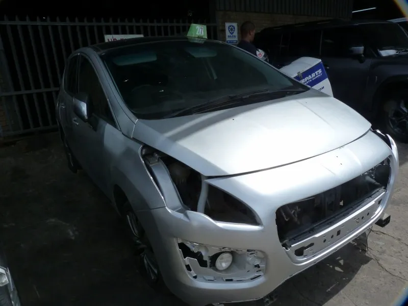 2014 Peugeot 3008 10DY view 3