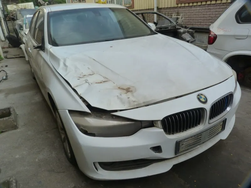 2014 BMW 3 Series view 3