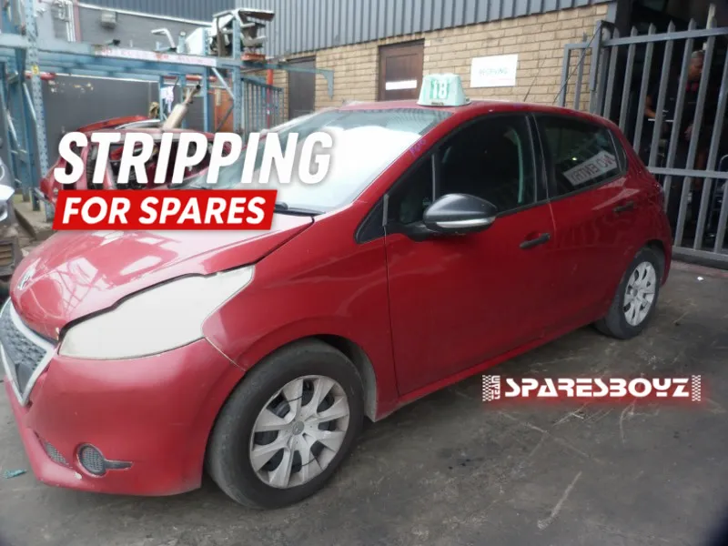 2014 Peugeot 208 10B2 view 3