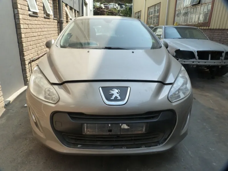 2013 Peugeot 308 view 3