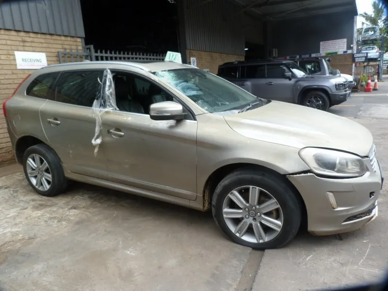 2016 Volvo XC60 V447 view 8