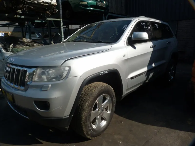 2011 Jeep Grand Cherokee HEMI view 3