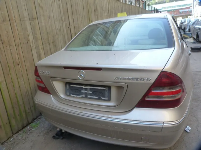 2005 Mercedes-Benz C-Class view 4