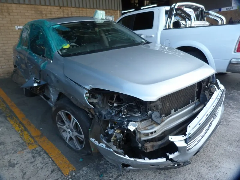 2015 Volvo XC60 D5244T view 4