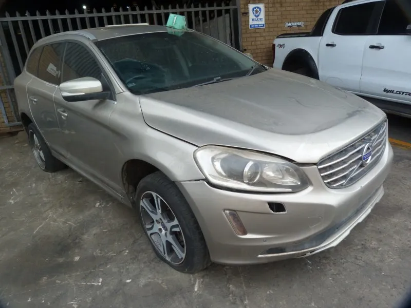 2015 Volvo XC60 view 4