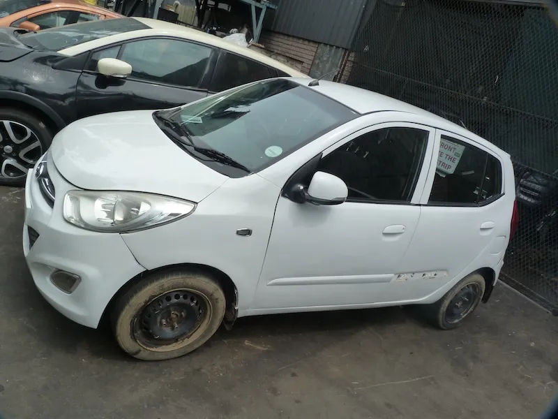 2013 Hyundai i10 G4HG view 4