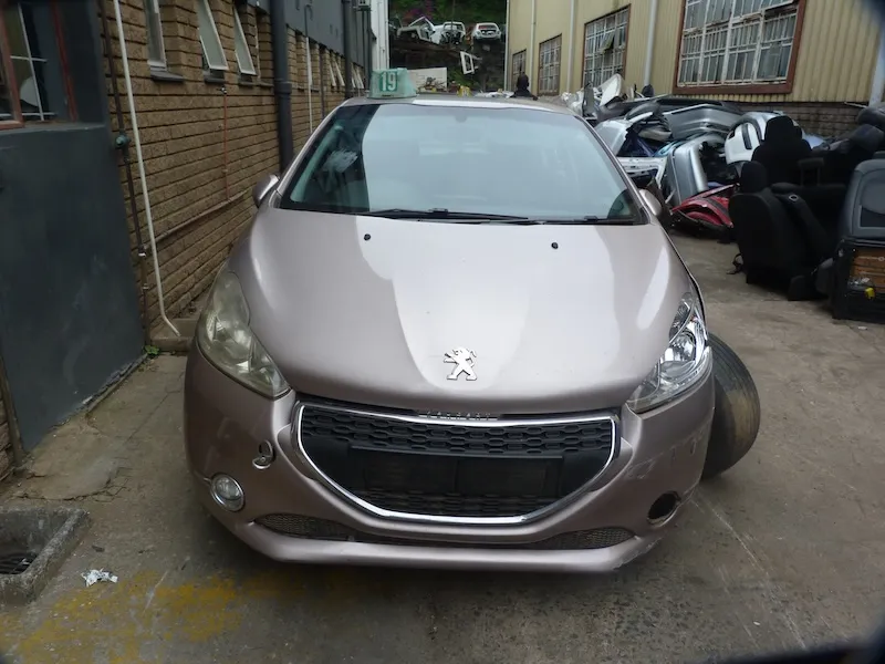 2013 Peugeot 208 10B2 view 3