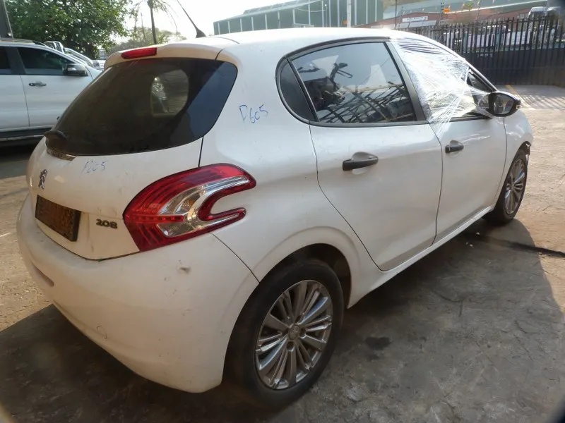 2013 Peugeot 208 view 6