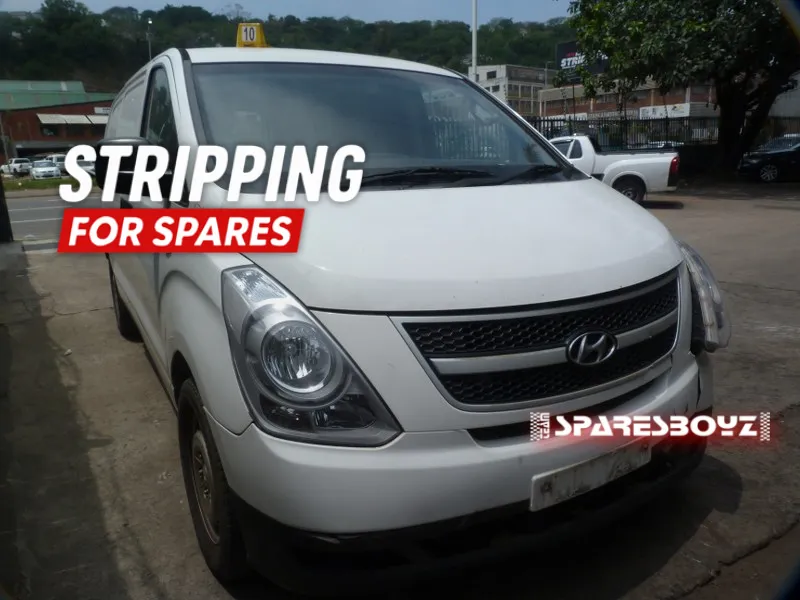 2013 Hyundai H-1 D4CB view 3