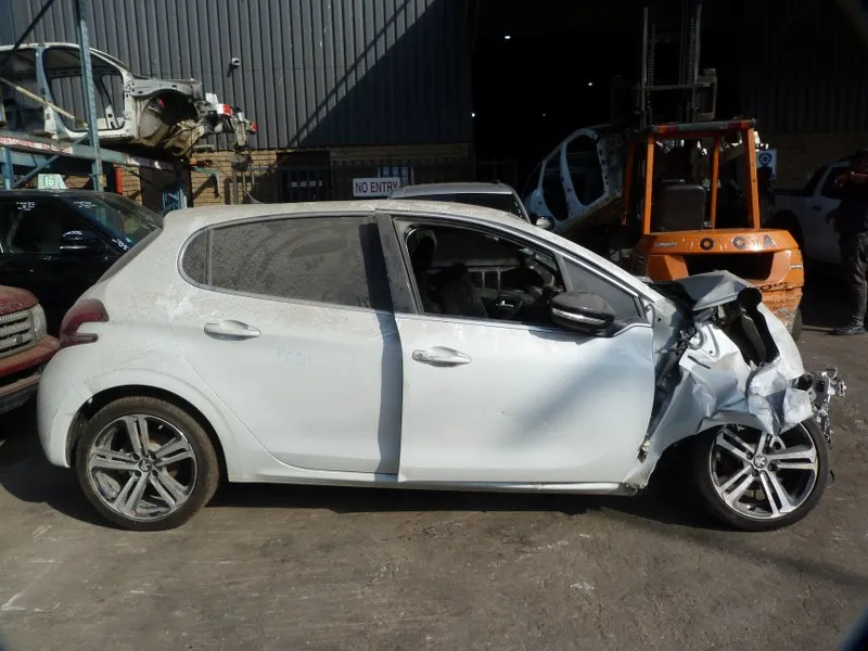 2016 Peugeot 208 view 4