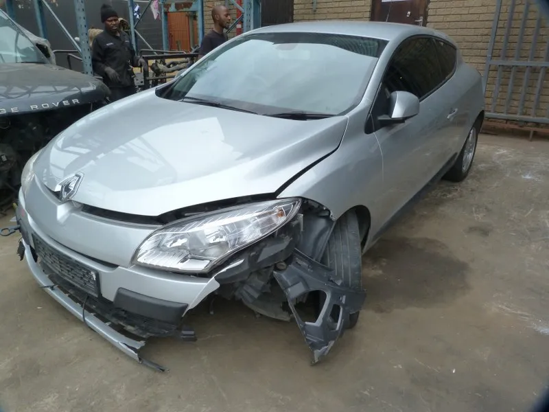 2010 Renault Megane  view 2