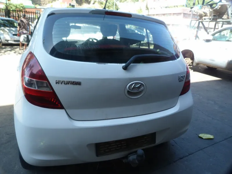 2011 Hyundai i20 G4FA view 6