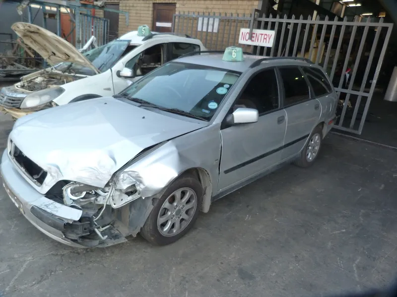 2001 Volvo V40 B4204S view 4