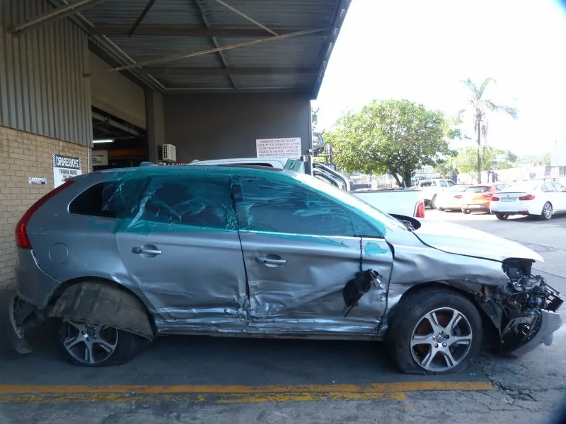 2015 Volvo XC60 D5244T view 5