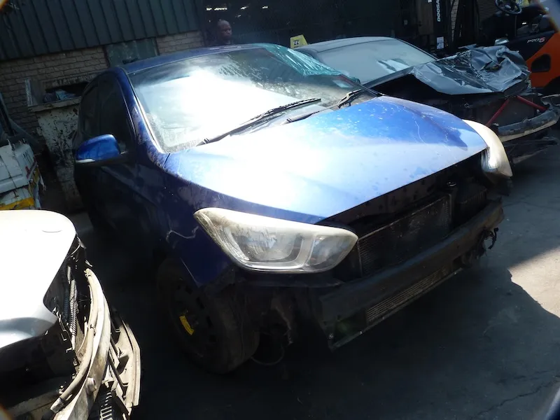 2015 Hyundai i20 D4FC view 3