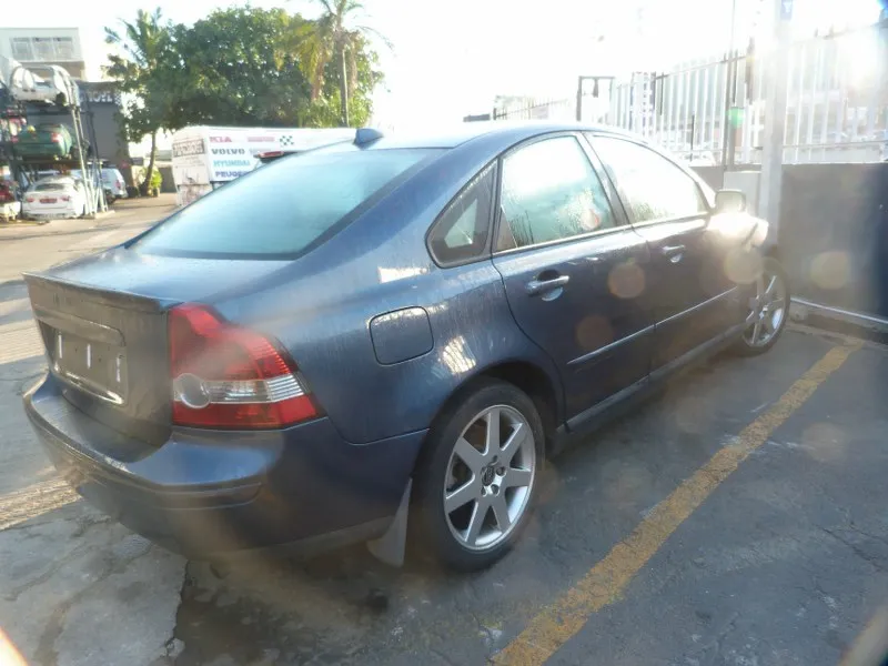 2005 Volvo S40 B5254T view 6
