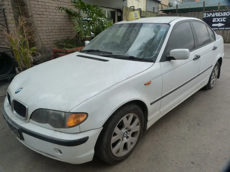 2002 BMW 3 Series view 3