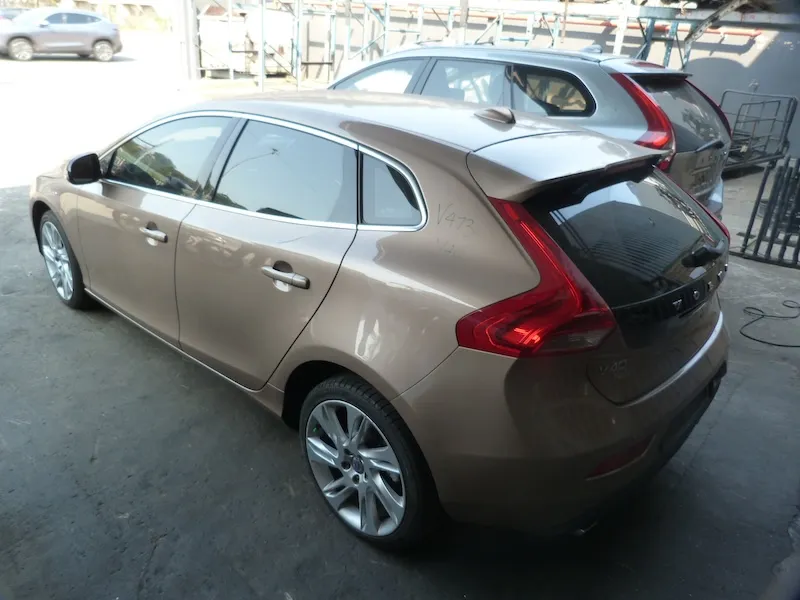 2014 Volvo V40 D5204T6 view 3