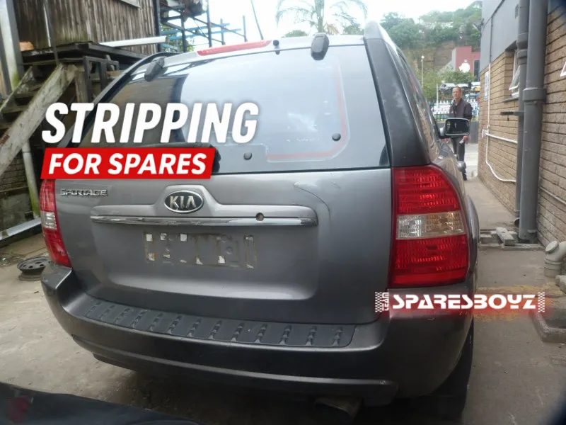 2004 Kia Sportage G4GC view 3