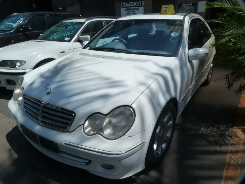 2005 Mercedes-Benz C-Class 271 view 3