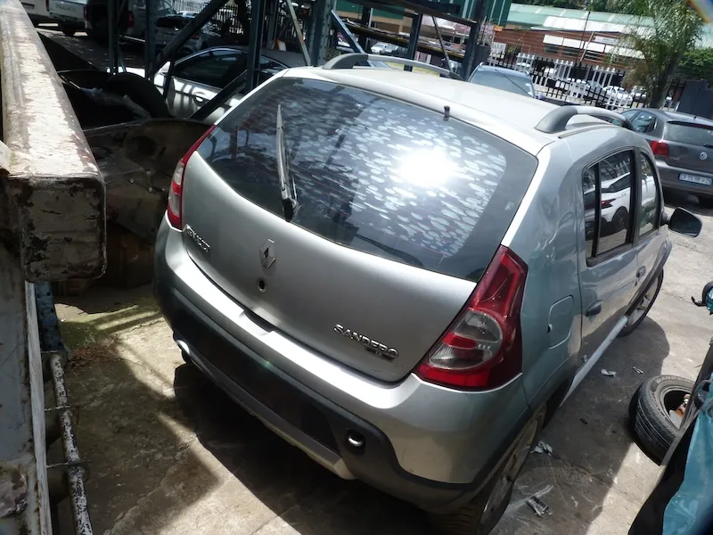 2011 Renault Sandero  view 4