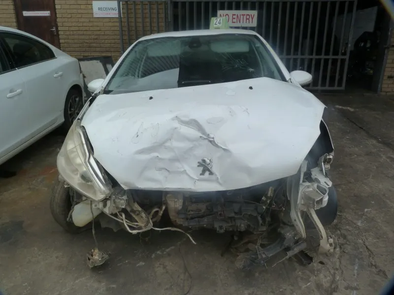 2015 Peugeot 208 10B view 2