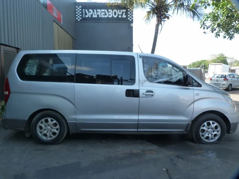 2010 Hyundai H-1 view 3