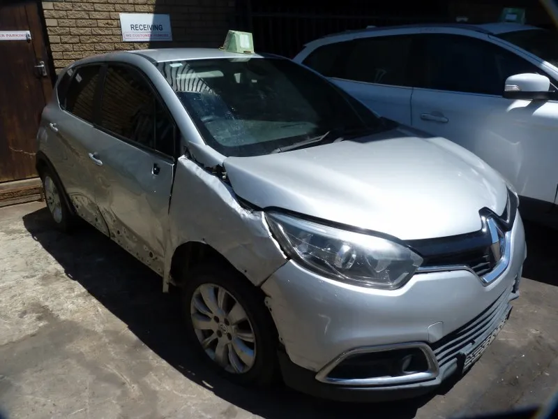 2015 Renault Captur 900T view 4