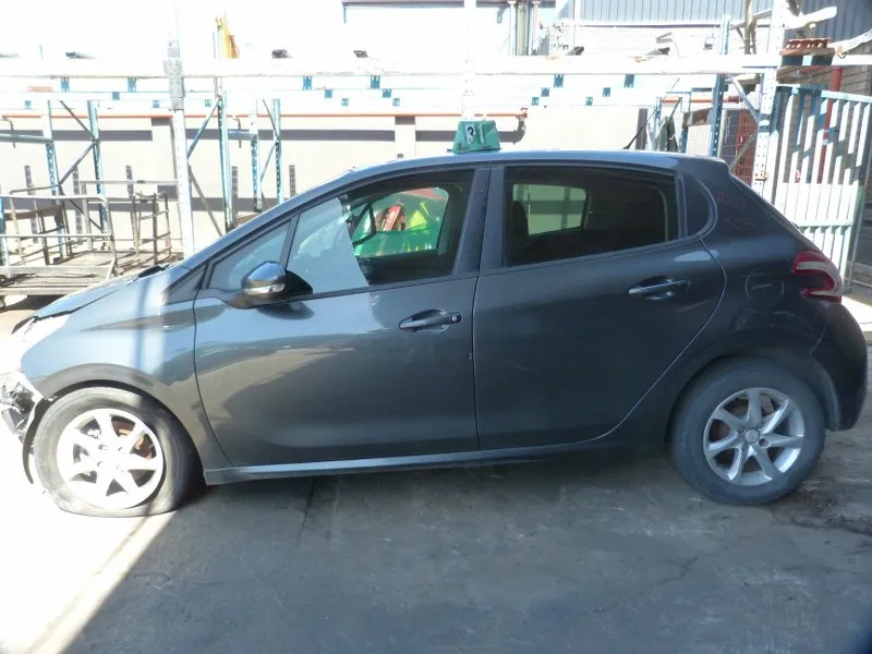 2013 Peugeot 208  view 5