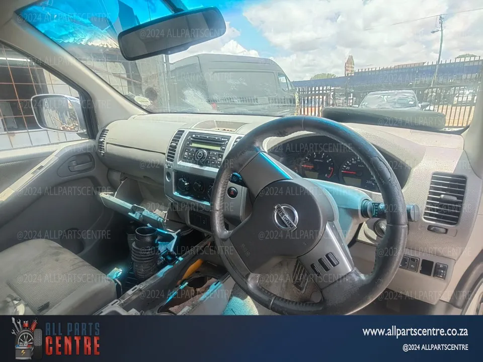2009 Nissan Navara YD25 view 4